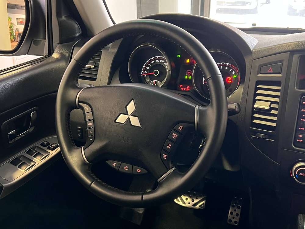 Mitsubishi Pajero, 2012 год