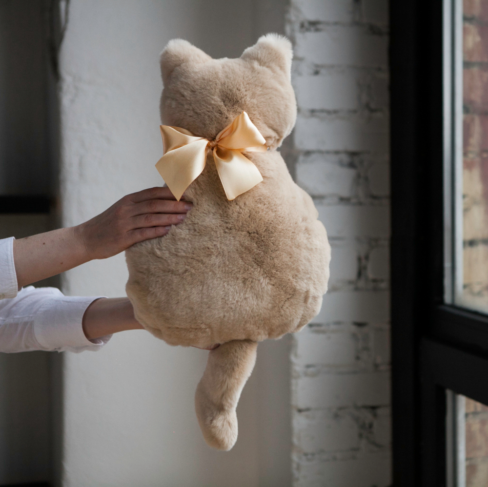 подушка из меха в виде кота