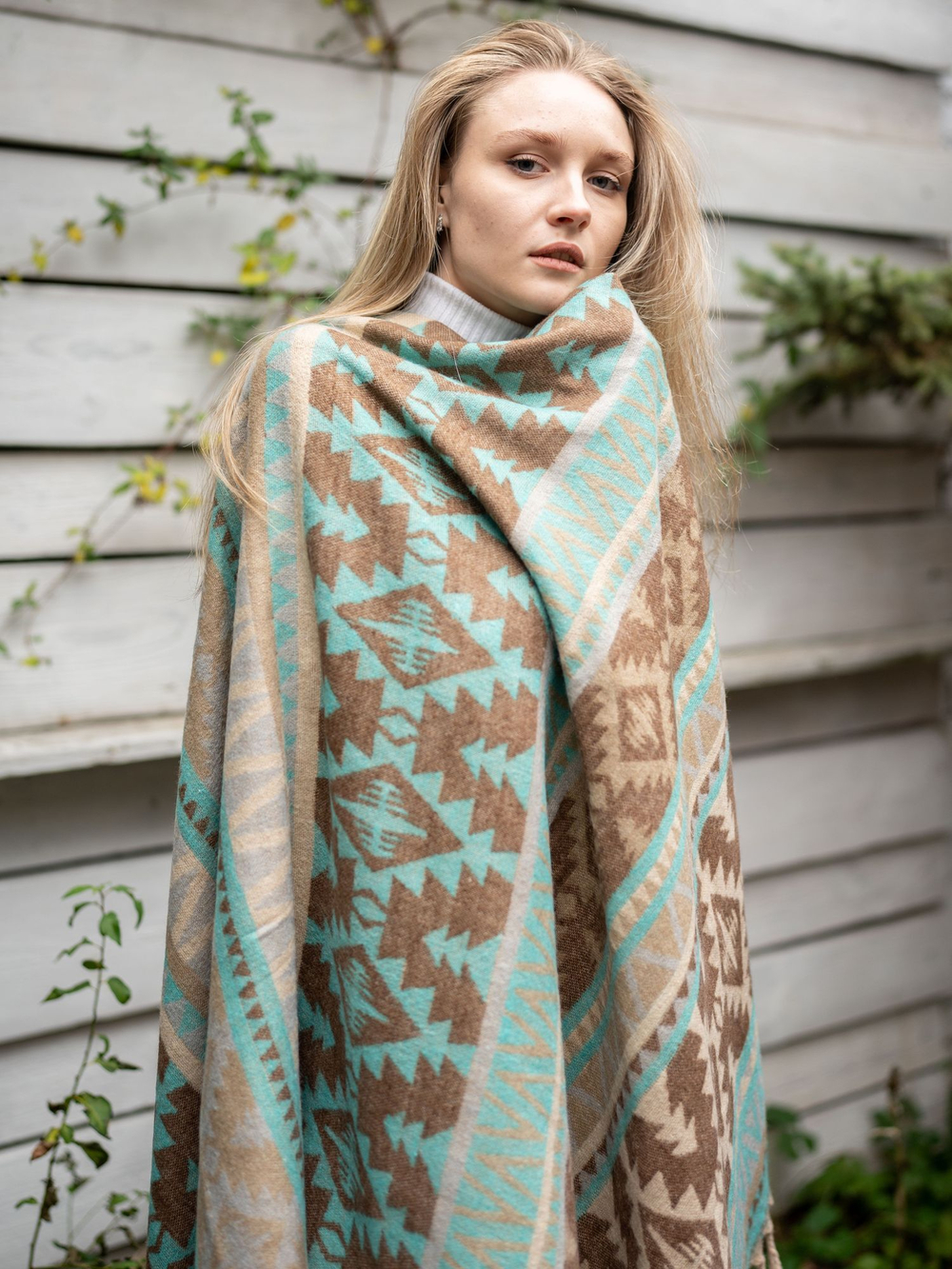 Теплый палантин с орнаментом