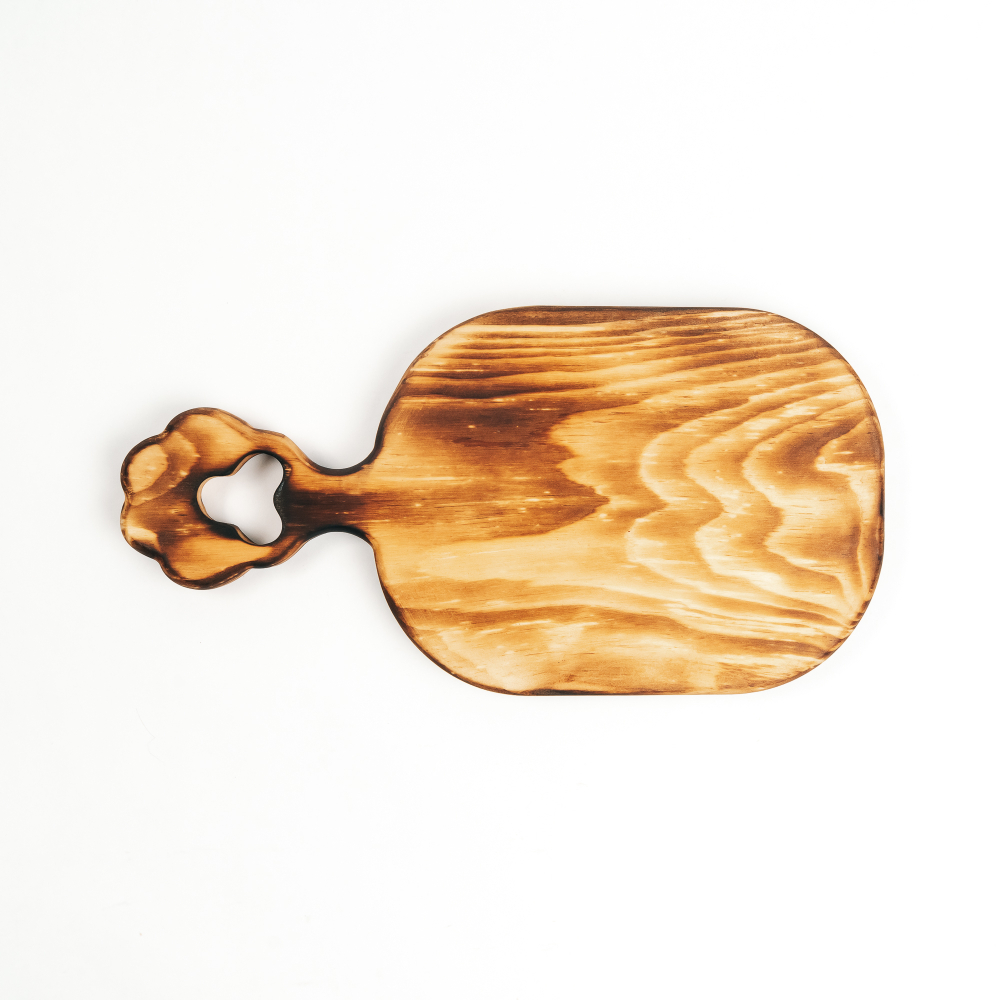 Доска разделочная из древесины сибирского кедра с ручкой "лапкой". RD78