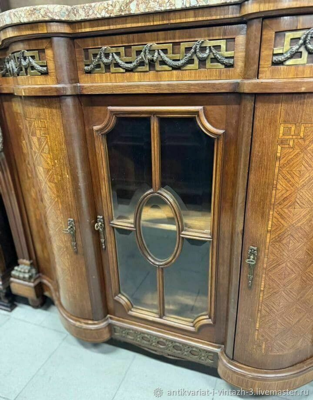 Старинный большой комод с мрамором