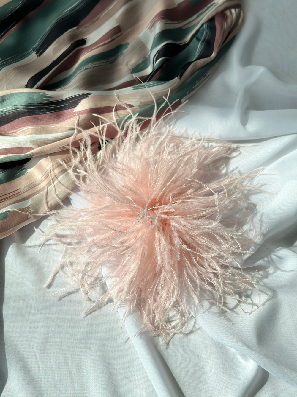 Брошь из пера страуса 15х20 см, застежка магнит на коже, оттенок персиково-розовый