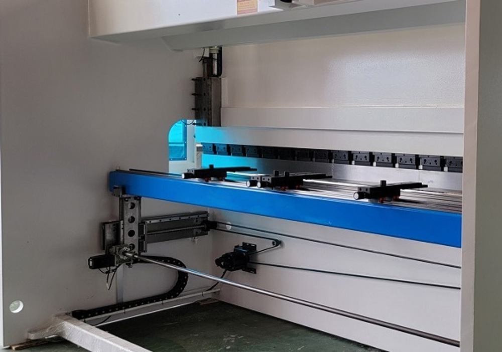 Листогибочный гидравлический пресс MetalTec HBM 63/2500C с ЧПУ контроллером TP10S