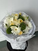 Букет из гортензии, гербер, кустовых пионовидных роз, паникума и диантусов