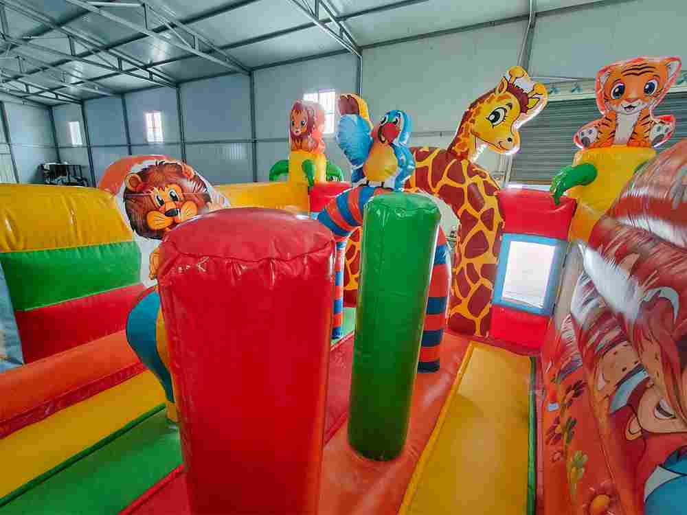 Коммерческий надувной батут «Сафари-экскурсия 2» 4x3.5x2,5 м