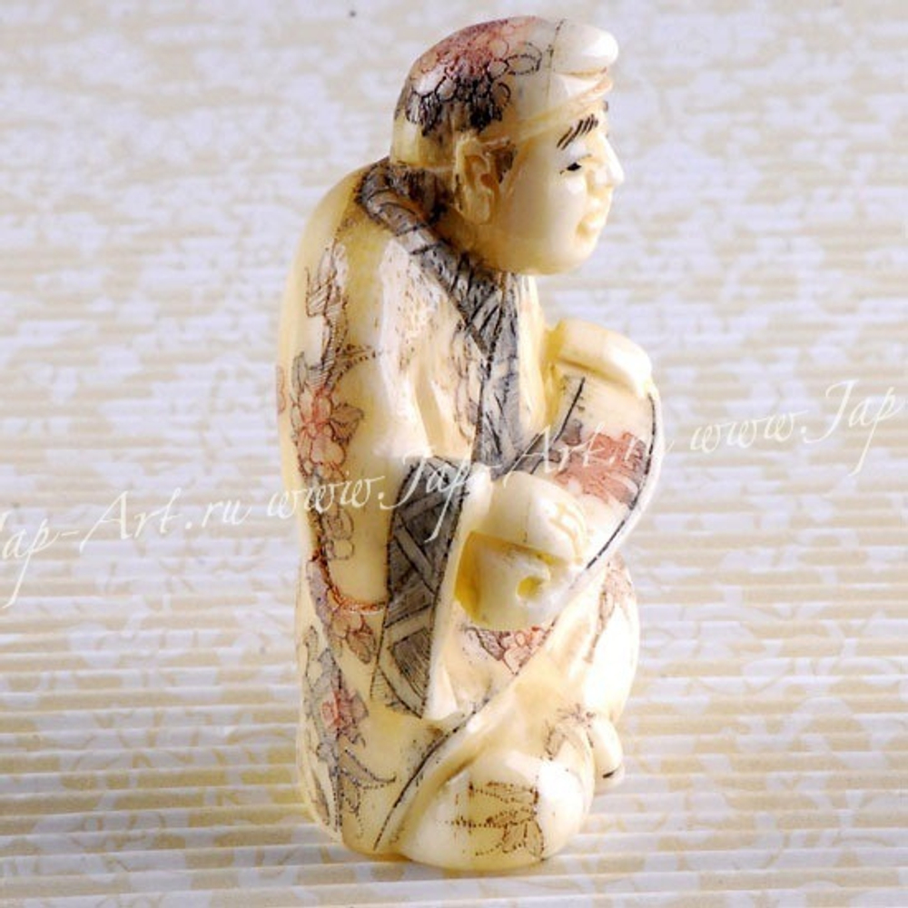 Нэцкэ Монах в позе лотоса