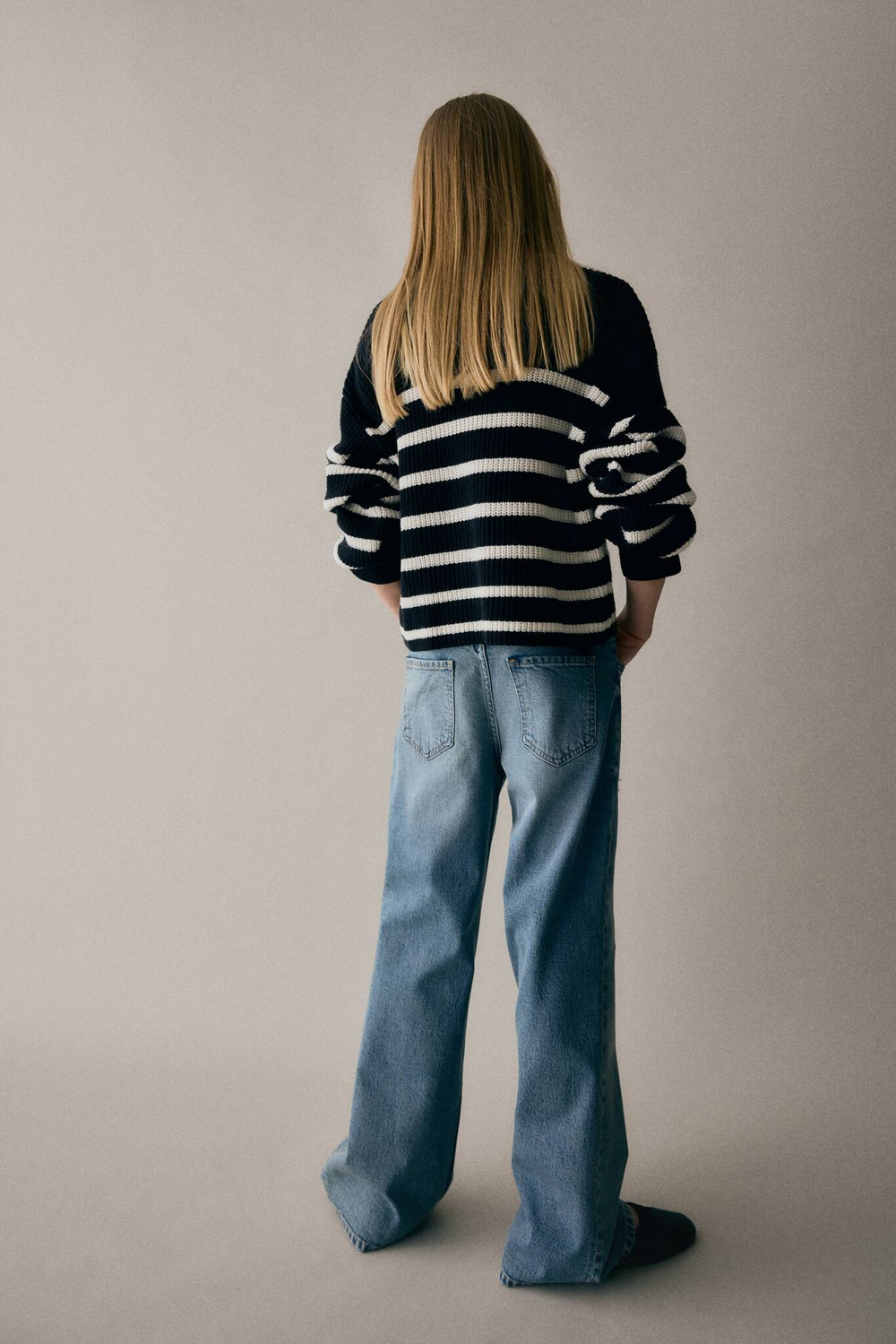 H&M Джинсы Baggy Fit Bootcut, выцветший синий