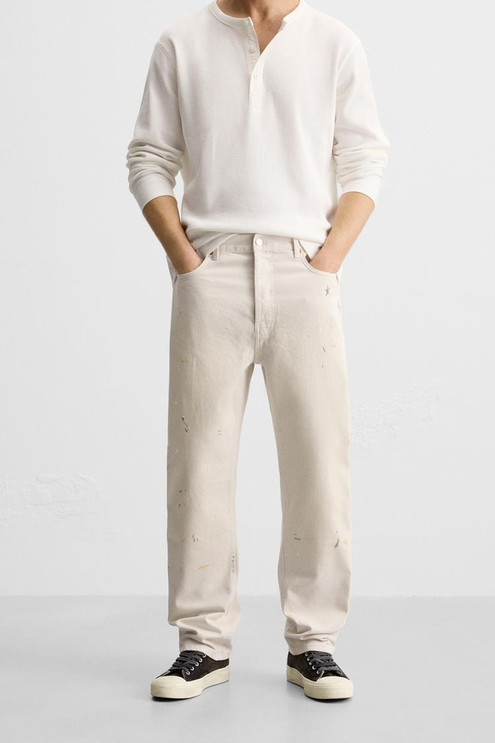 ZARA ДЖИНСЫ STRAIGHT FIT С ПРИНТОМ В ВИДЕ БРЫЗГ КРАСКИ, ЖЕЛТОВАТО-БЕЛЫЙ