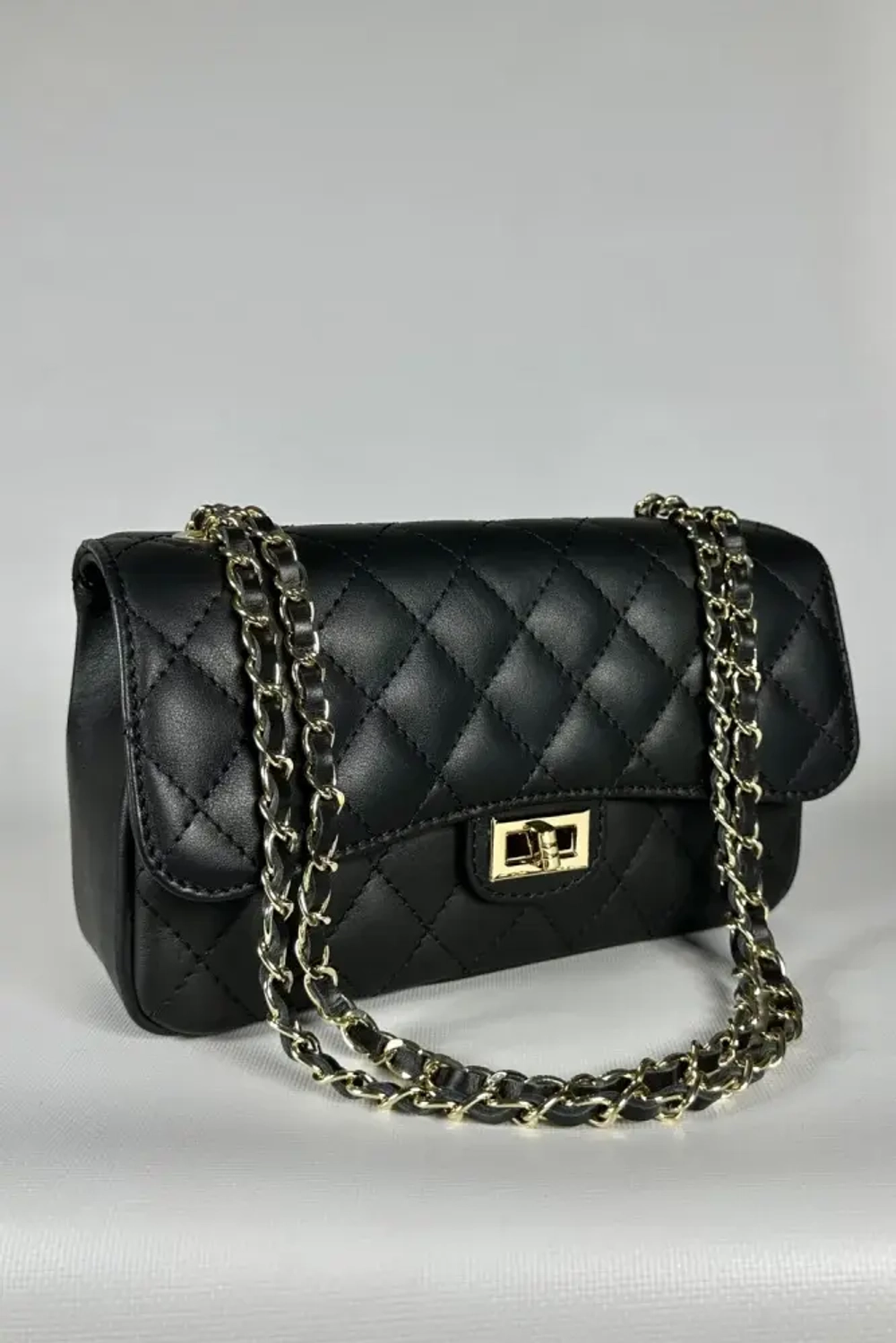 Женская сумка с цепочкой из натуральной кожи черного цвета