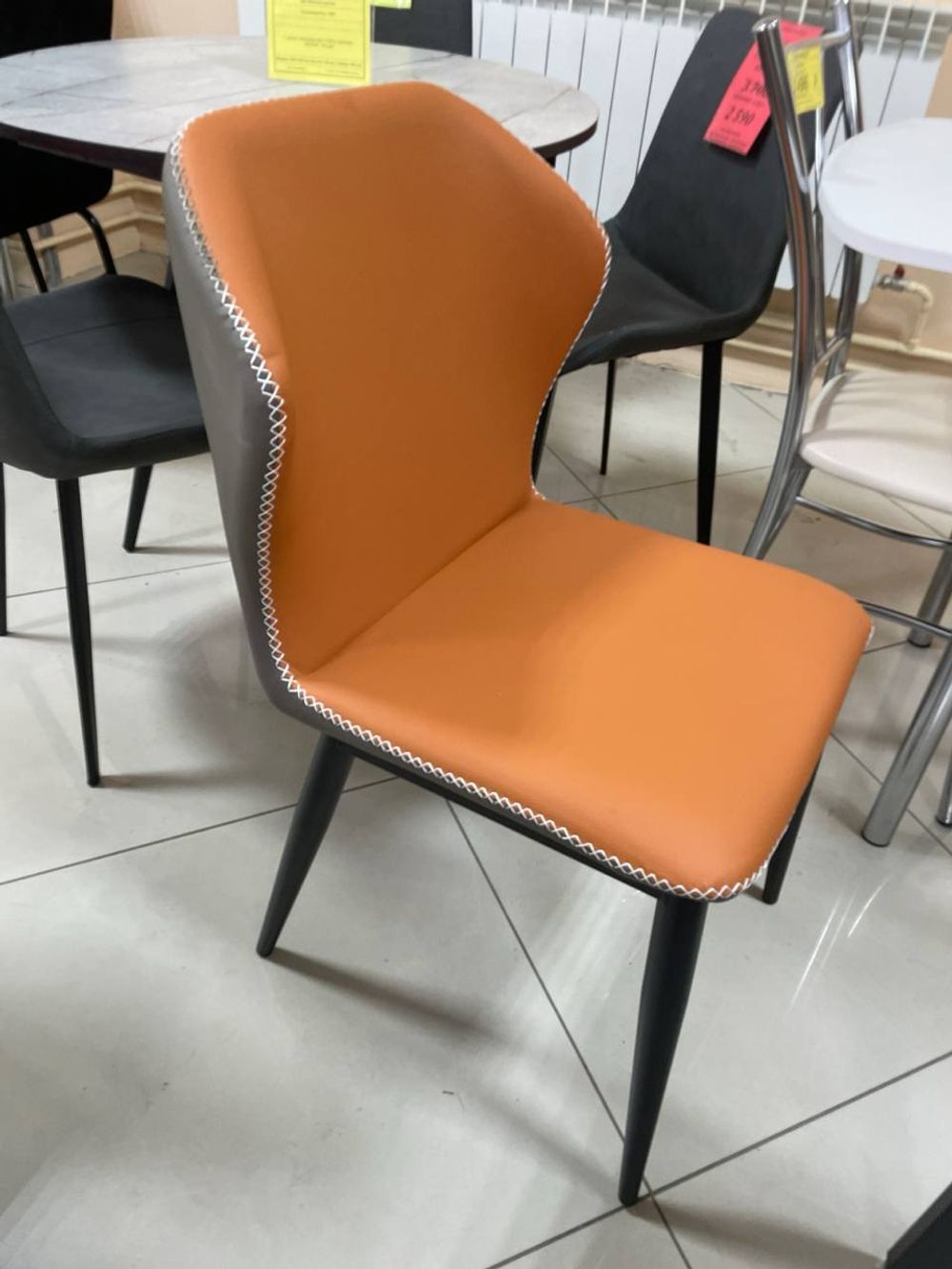 Стул с металлическим каркасом обитые