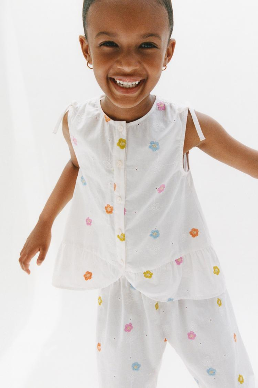 ZARA РУБАШКА ИЗ ПОПЛИНА С ВЫШИВКОЙ В ВИДЕ ЦВЕТОВ, ЖЕЛТОВАТО-БЕЛЫЙ