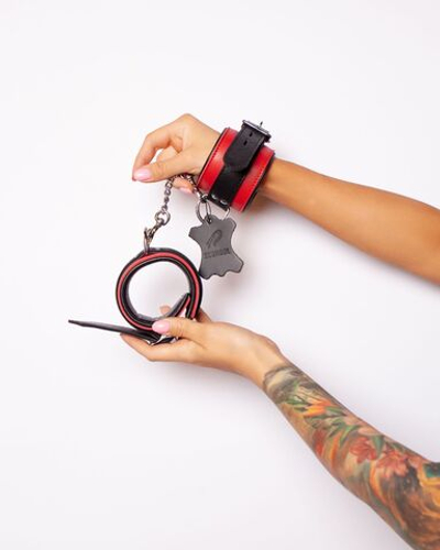 Черно-красные наручники Scandal из натуральной кожи со стальной цепочкой (Цвет: черный)