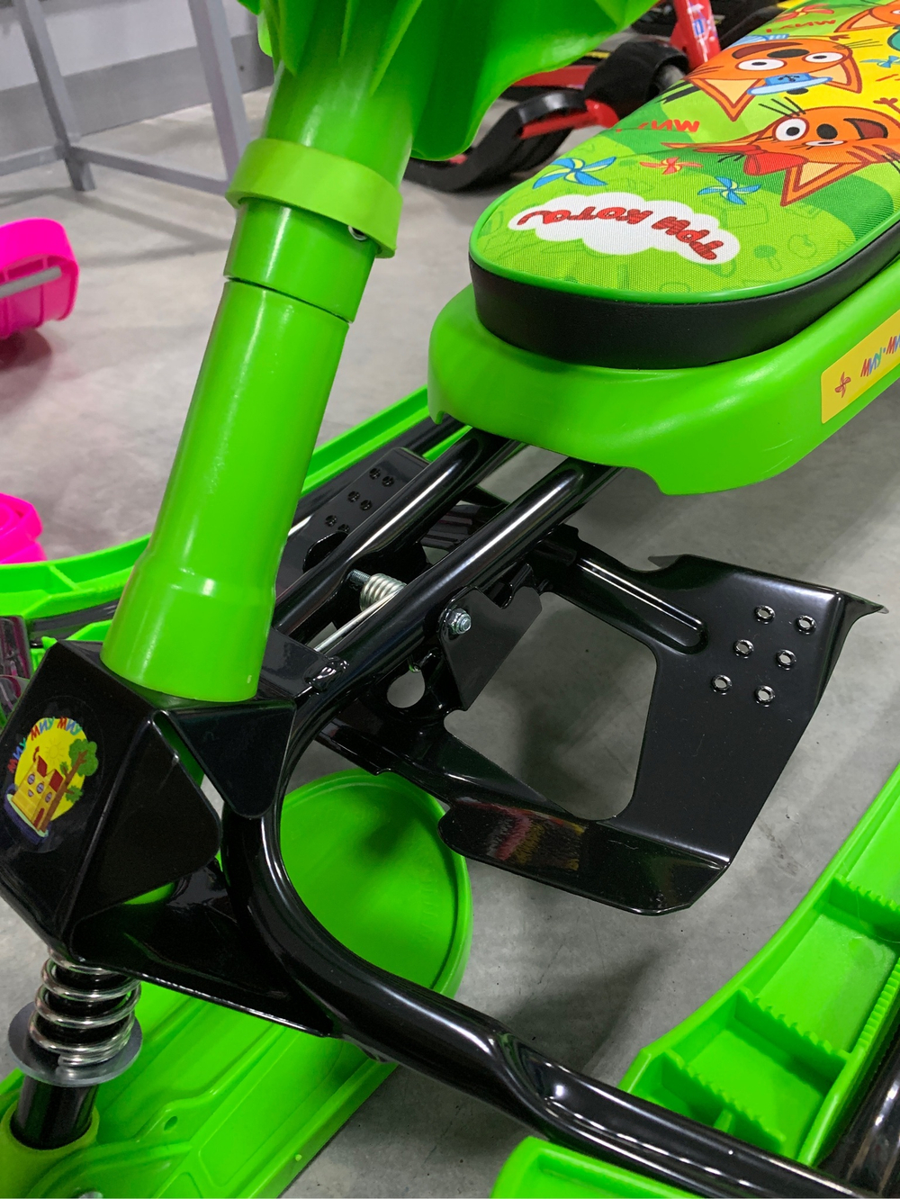 Снегокат «Три кота» черный каркас (арт. СНК/ТК)