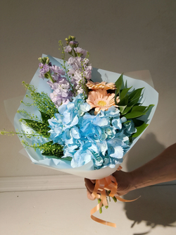 Летний солнечный букет с танацетумом и ароматными пионами Сара Бернард (С0034)