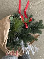 Букет из нобилиса, эвкалипта, кедра и заснеженной ветки