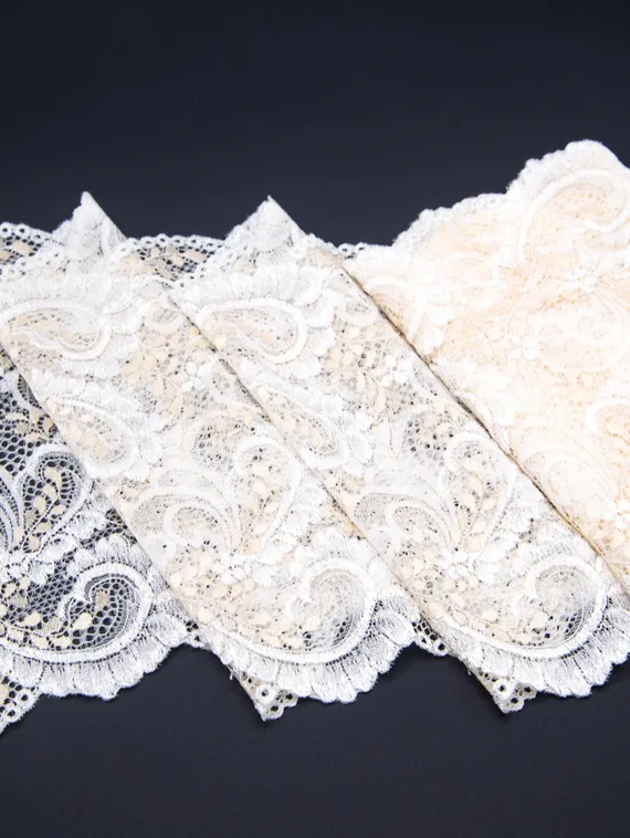 03-158 Кружево эластичное 20 см, айвори /телесный