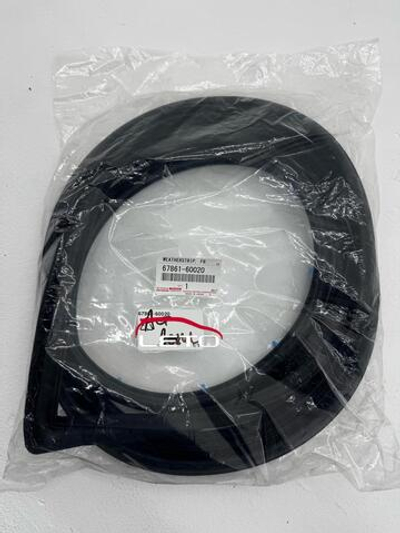 Уплотнитель двери передней правой 67861-60020 6786160020