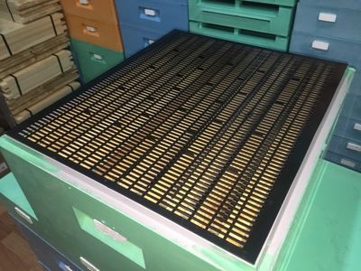 Решетка разделительная Нижегородец с выступами на 10 рамок пластмассовая