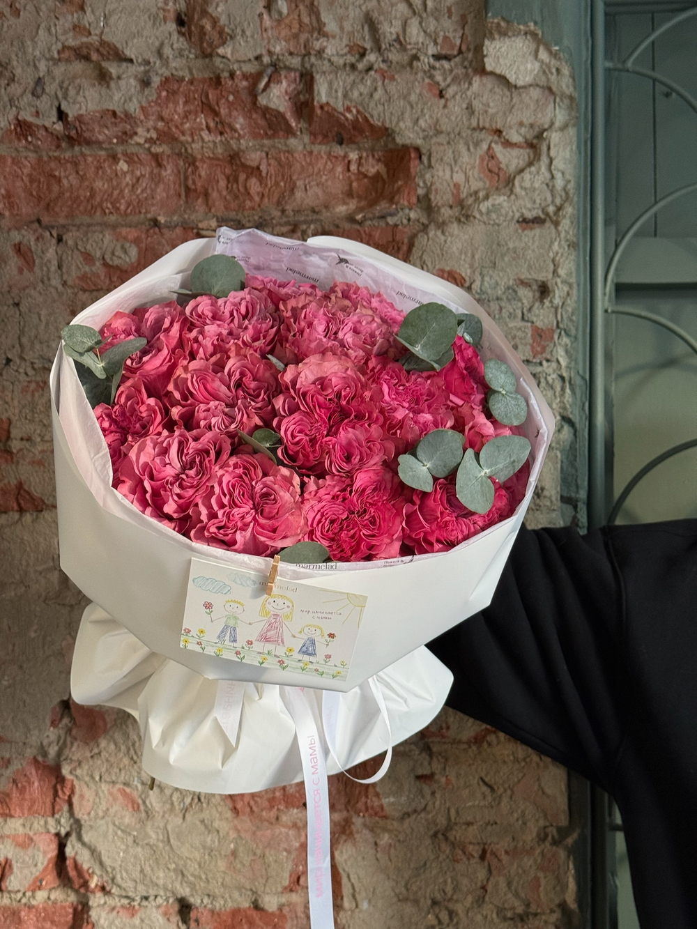 Букет из яркой одноголовой розы и эвкалипта 15 шт