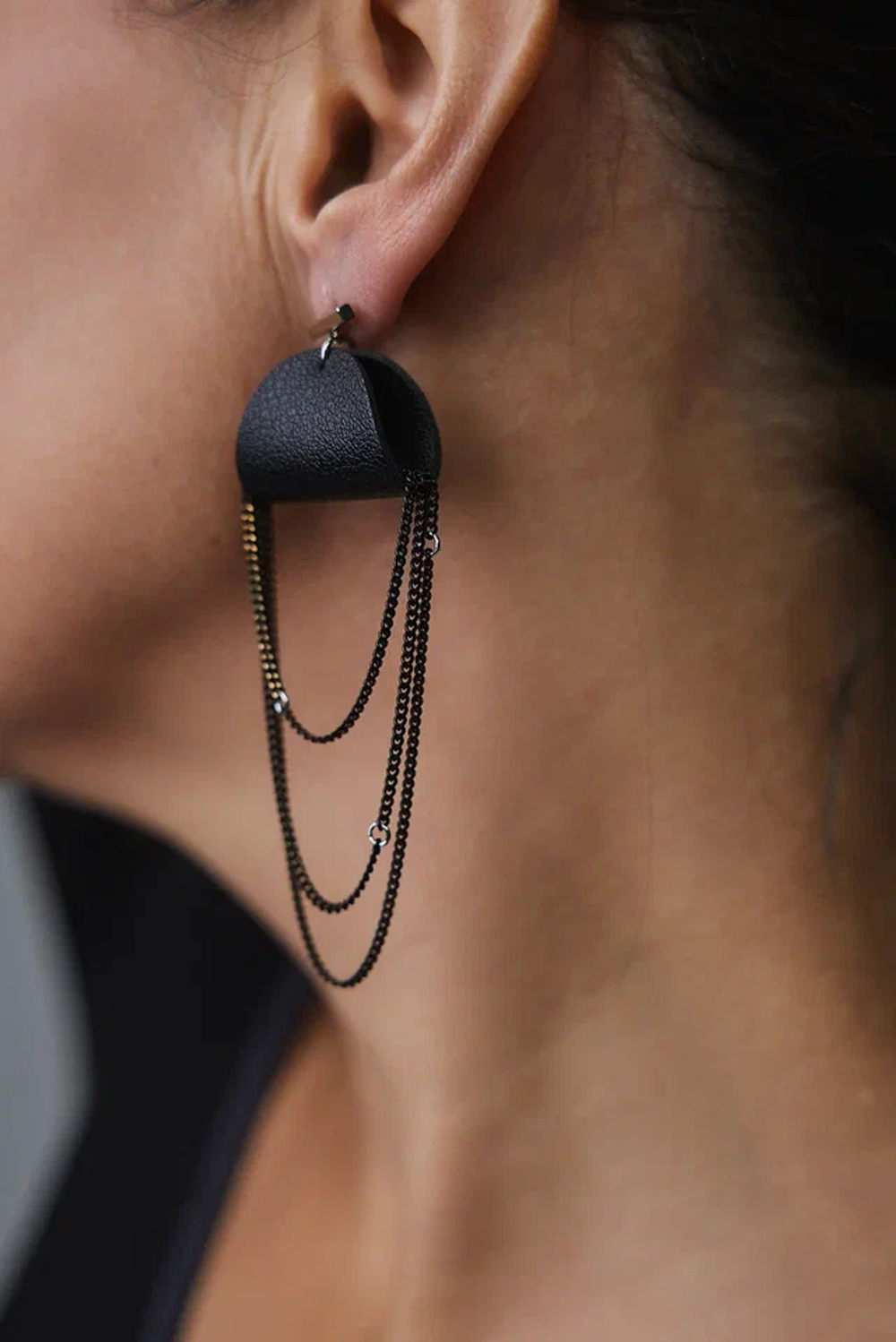 Серьги пусеты из черной кожи с черно-золотыми цепочками