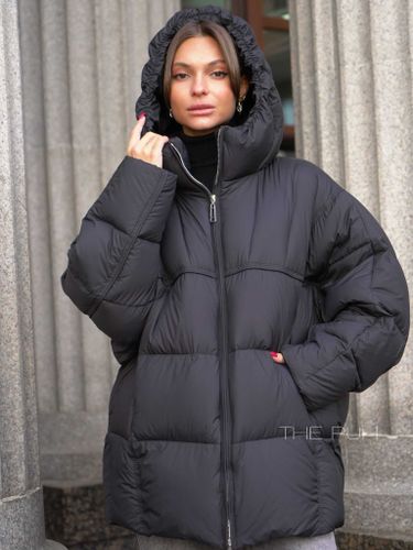 Пуховик женский черного цвета с объемным капюшоном