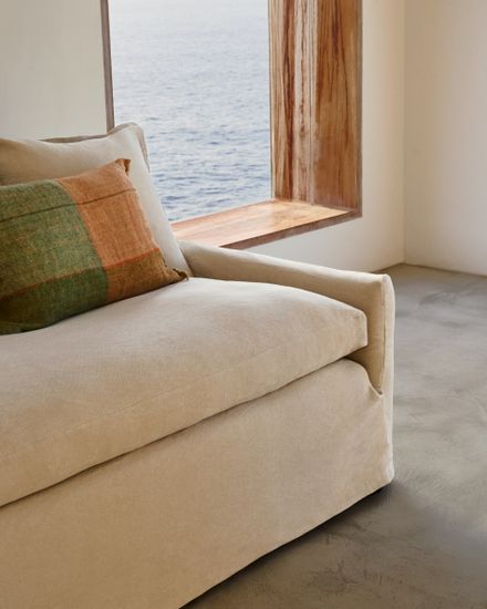 Чехол на 3-местный диван Zenira с подушками из хлопка и льна бежевого цвета, 230 см