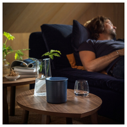 IKEA FRUKTSKOG  (ИКЕА ФРУКТСКОГ)  -  Ароматическая свеча/керамический горшок с крышкой, ветивер и герань/черная бирюза, 60 ч.