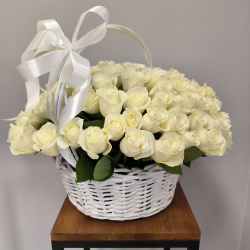 101 белая роза в корзине