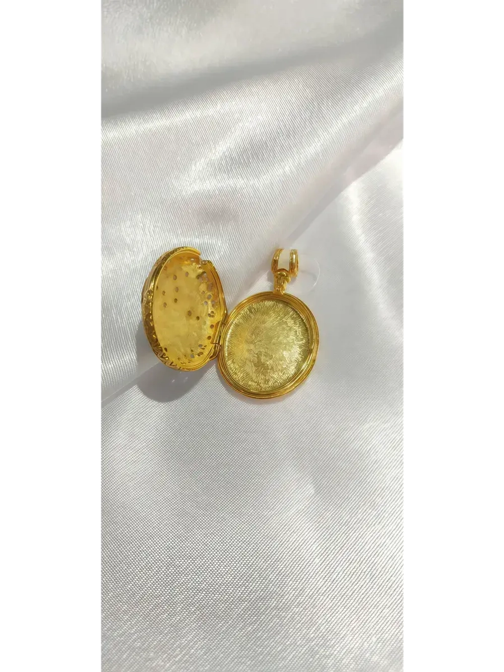 Медальон позолоченный с жемчугом и эмалью