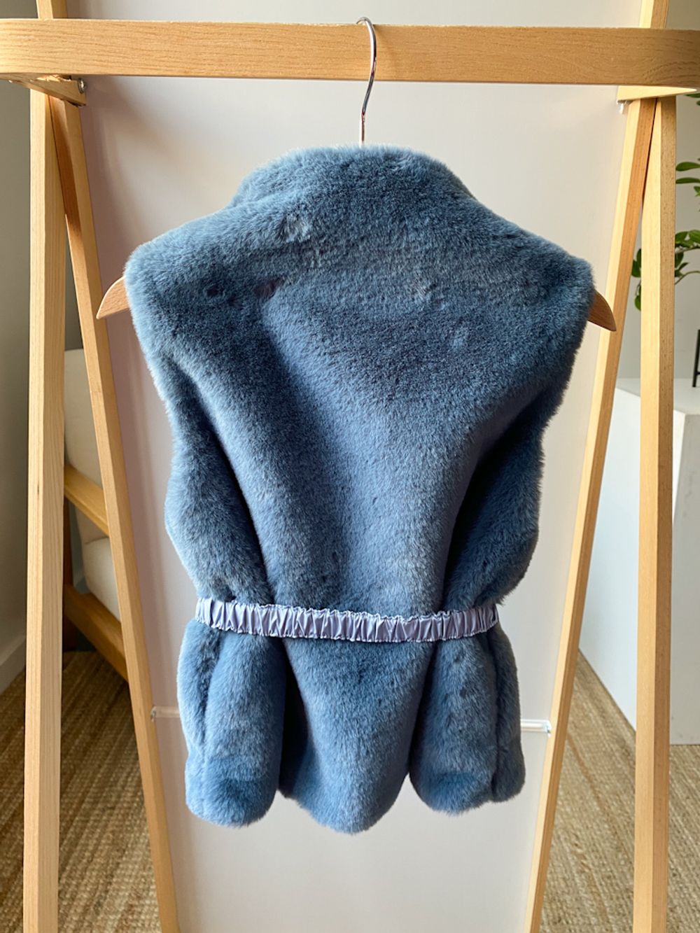 Новый меховой жилет Il Gufo, 98