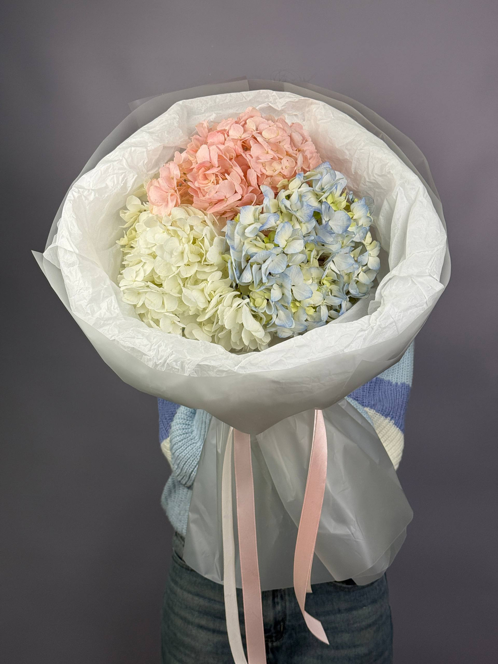 Букет из разноцветной гортензии