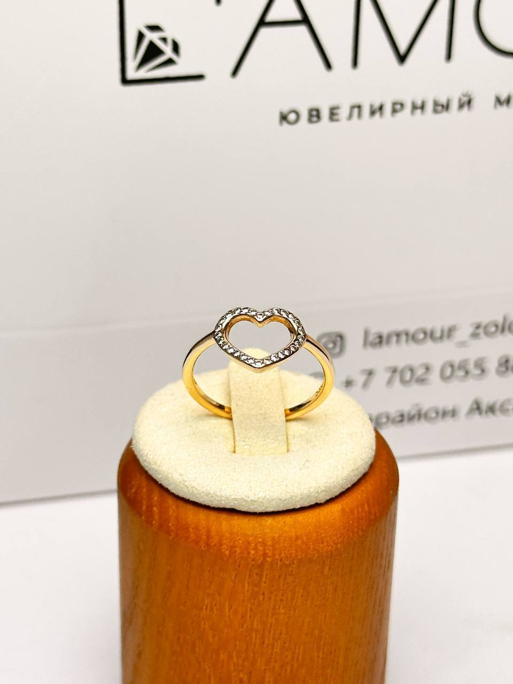 Золотое кольцо с фианитами