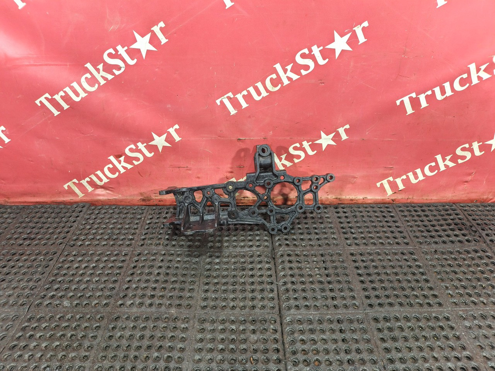 Кронштейн буксировочный правый 2023г