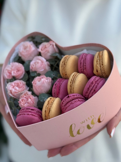 «Сердце» с пионовидными кустовыми розами, эвкалиптом и яркими макарунс от Флора Маркет, размер S