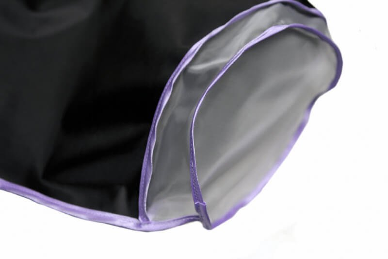 Крупный план нижнего края мешка для ледяной экстракции haney-bag premium. видно прозрачное сетчатое дно с фиолетовой окантовкой, пришитое к черной ткани