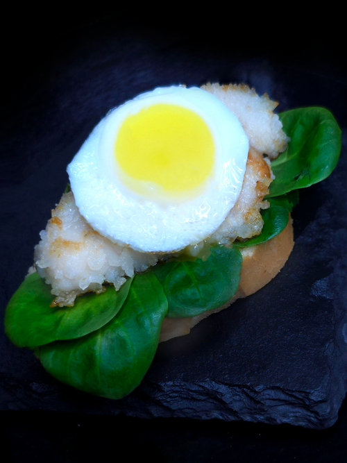 Брускетт "Сытный" с куриной грудкой в панировке и перепелиным яйцом