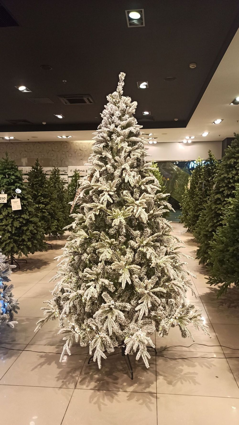 Заснеженная ель с гирляндой «Форесто» теплый свет (Литая+пвх) 210 см / 2,1 м