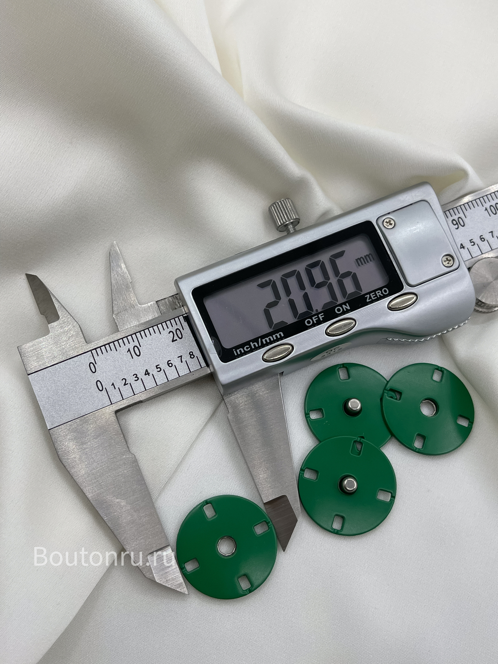 Кнопки пришивные темно-зеленые (изумрудные)