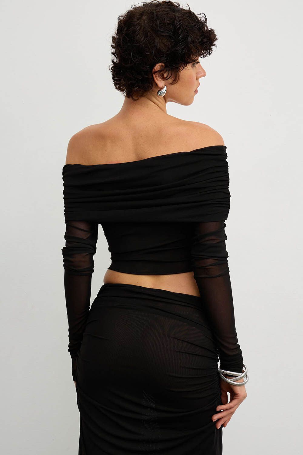 Лонгслив с открытыми плечами из сетки стрейч черного цвета