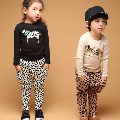 Костюм из лонгслива и штанов с изображением далматинца