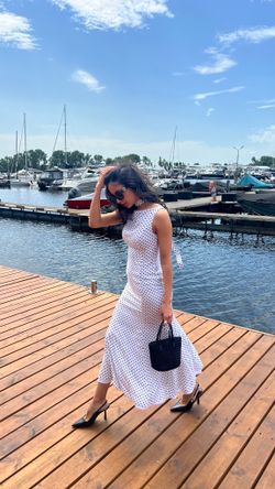 Платье белое в черный горошек