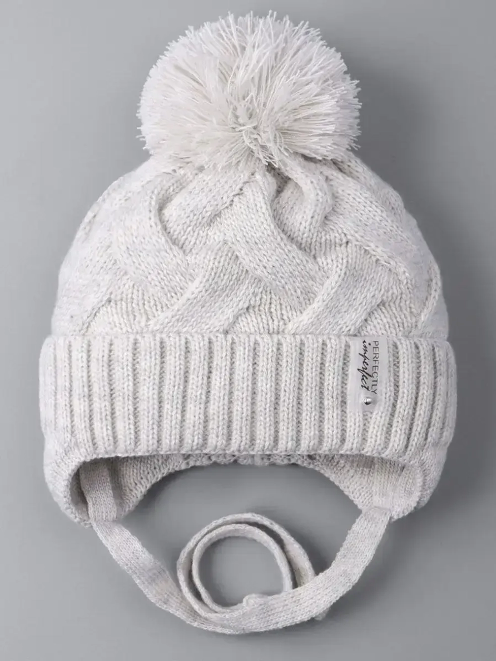 Шапка для девочки на завязках на осень