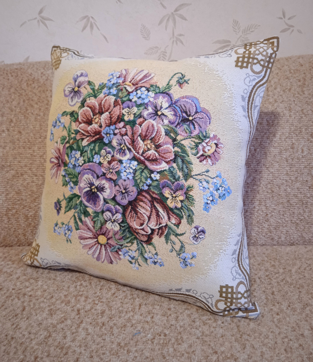 Декоративный гобеленовый чехол Любимые цветы 47х47