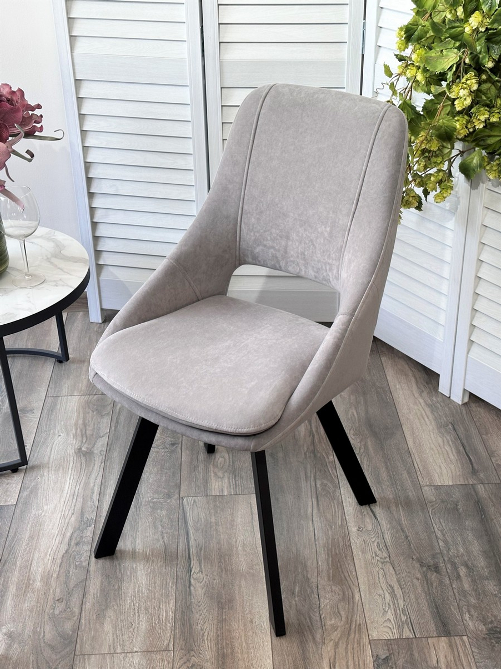 Стул М-City DISAUR Асп (Asp), поворотный на поворотный на 360 градусов, B22 Серый, Велюр, Черный каркас