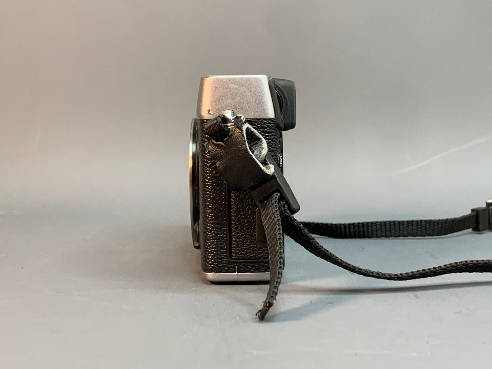 Fujifilm X-E2S внизу небольшой скол на корпусе