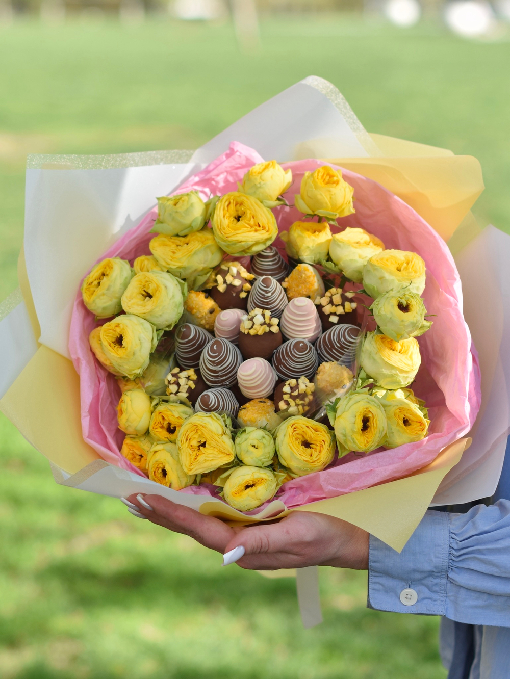 Букет из клубники в шоколаде с желтыми кустовыми розами «Солнышко»
