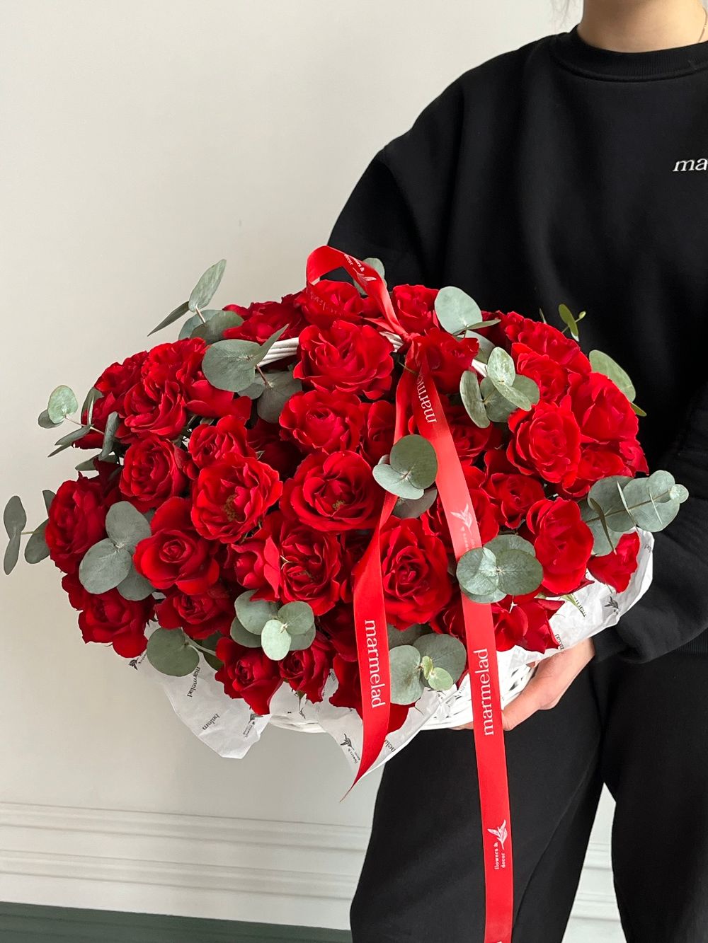 Цветочная корзина из красных кустовых роз и эвкалипта размер M