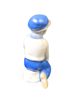 Фарфоровая статуэтка "Мальчик со свиньей" Wagner & Apel
