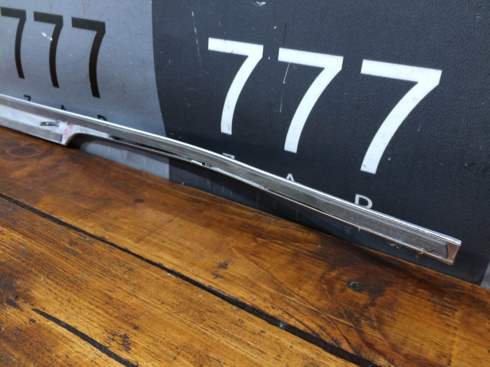 Накладка крышки багажника Mercedes GLS (X167) 19-нв Б/У Оригинал A1677430100