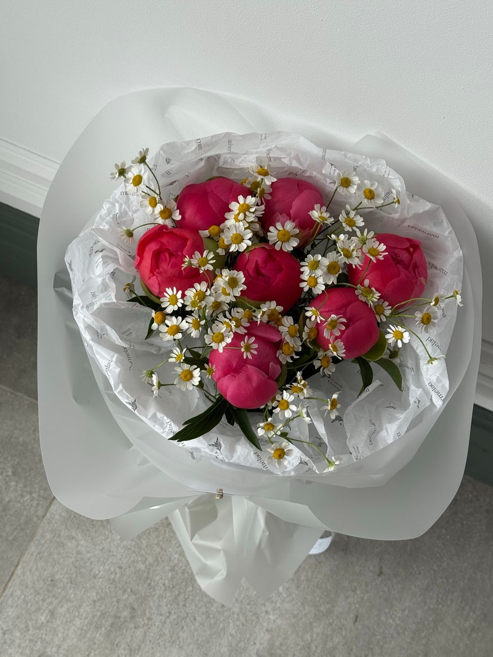 Букет из пионов сорта Корал Шарм и ромашки